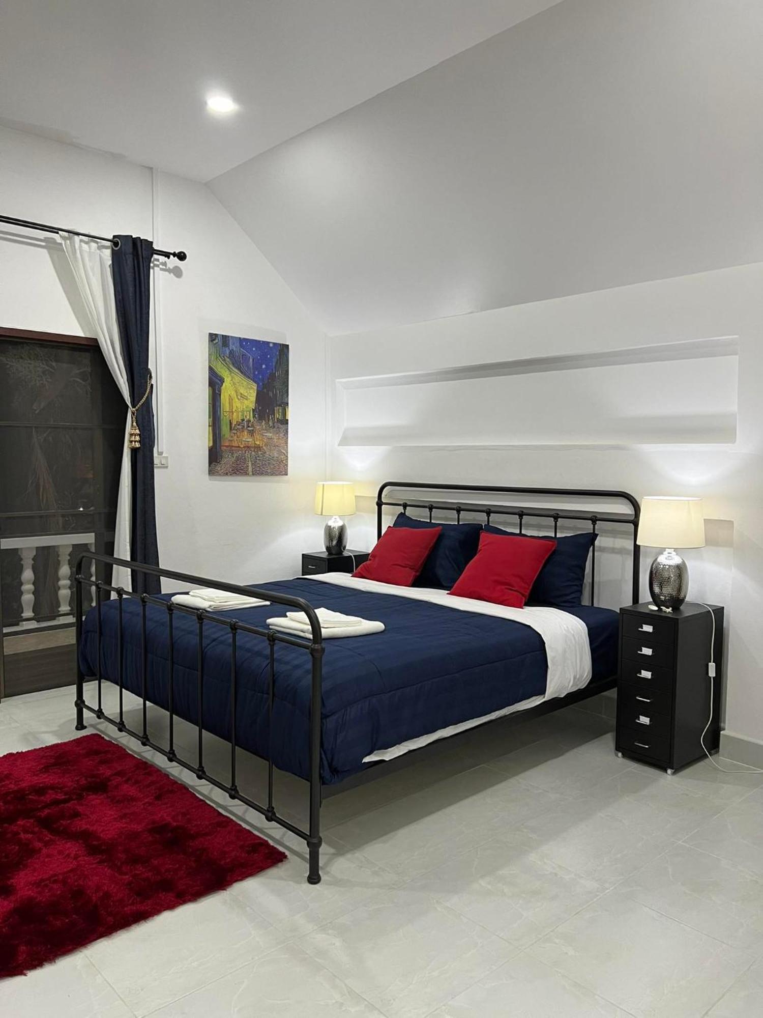 Charming With Balcony Near Villa *